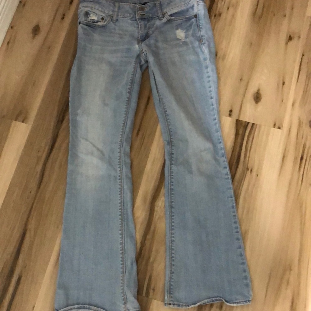 AMERICAN EAGLE STRETCH WOMAN’S Light Blue 2 button Distressed Jeans Size 6R